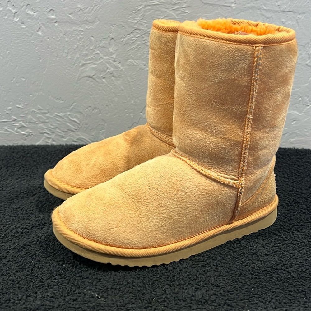 🔥🔥 UGG Classic Short 5825 Lined Boots Suede Sheepskin Women Sz 6 Orange - GUC